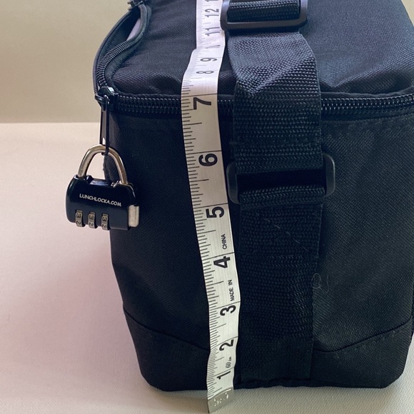 Locking insulated canvas lunch bag with NEW AND IMPROVED lock. Color Black NWOT - Picture 5 of 7